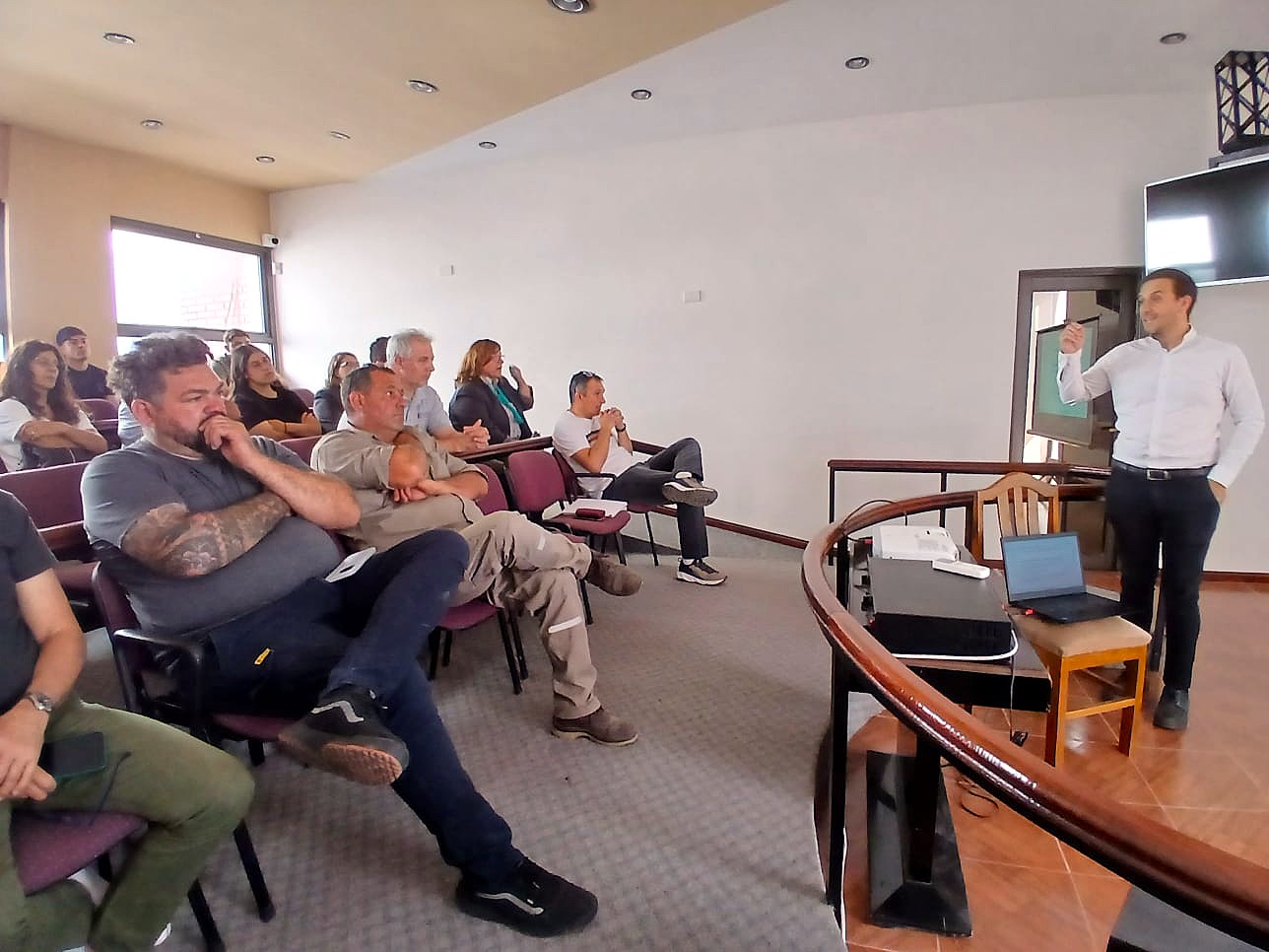 Encuentro sobre generación distribuida en Berrotarán